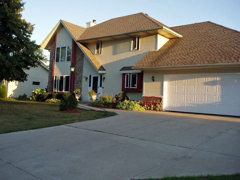 687 Hawthorne Lane, Hartland, WI