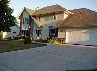 687 Hawthorne Ln, Hartland, WI 53029