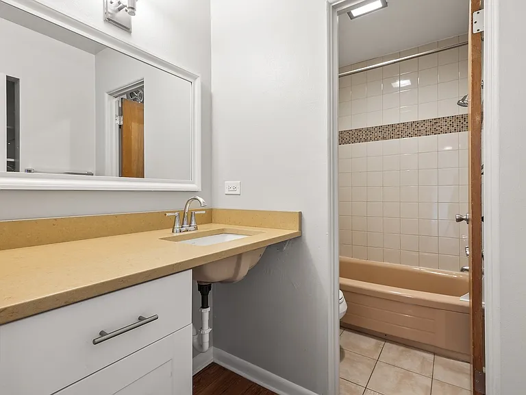 1333 N York St — Photo 14