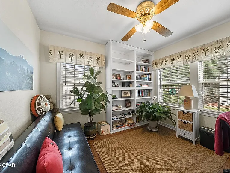 321 S Bonita Ave — Photo 8