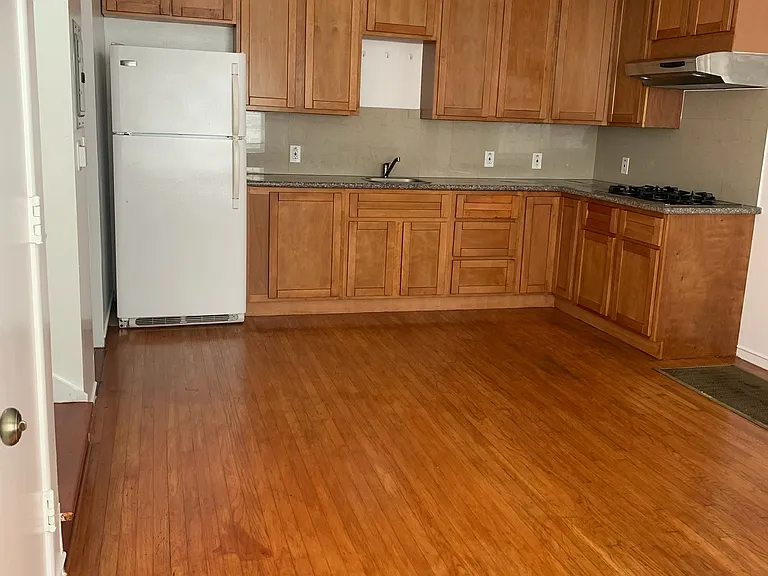 5728 Alameda Ave — Photo 2
