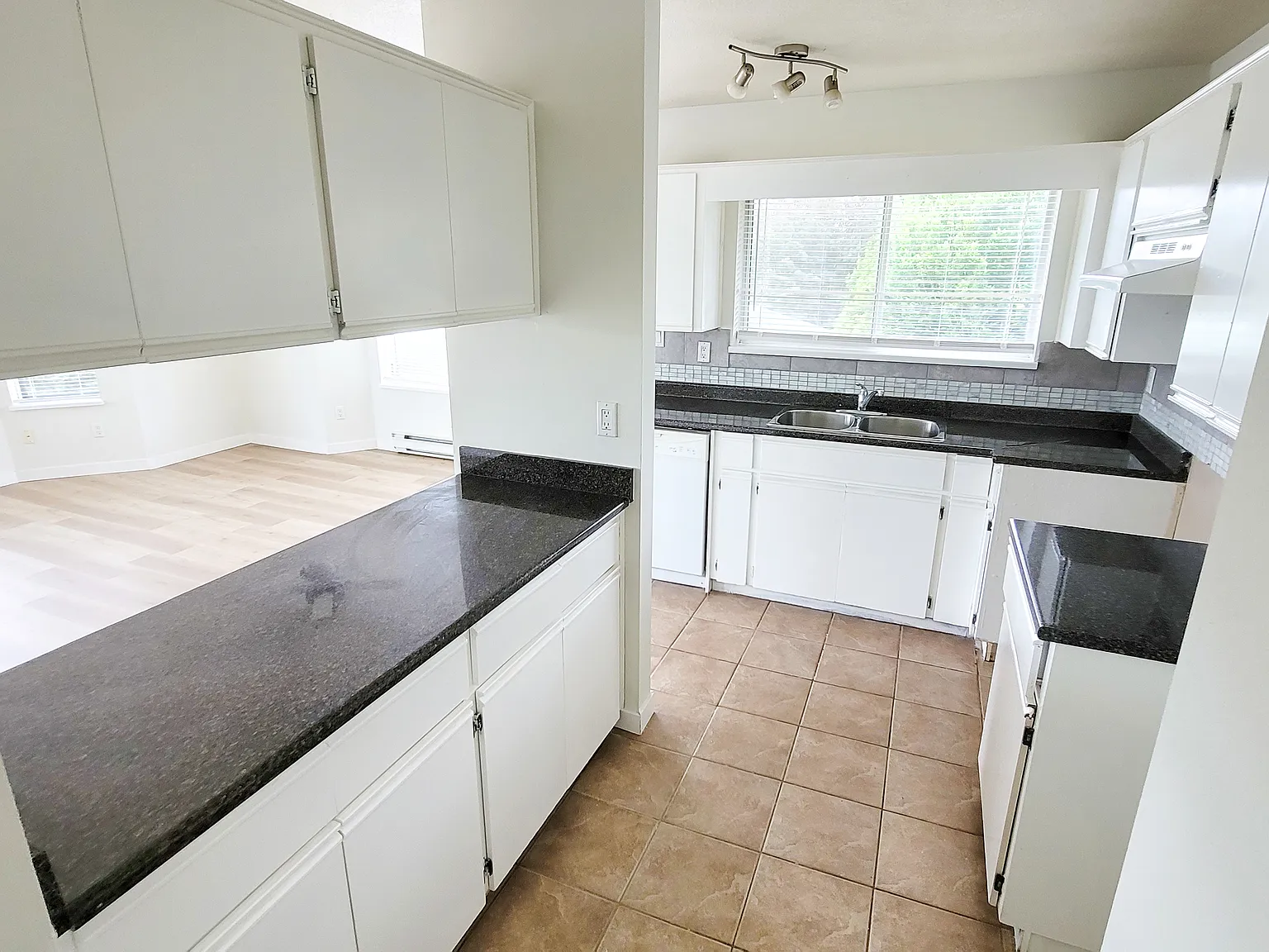 Bridgeport Manor — Photo 3