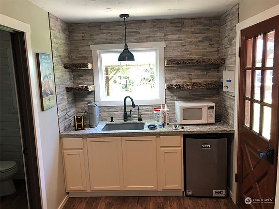 Bunkhouse Kitchenette>