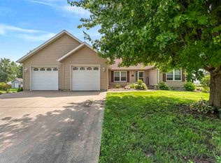 920 S 4th St, Wapello, IA 52653