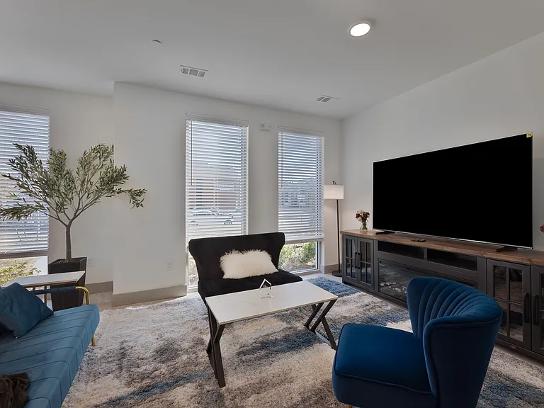 Bluffview Apartments — Photo 15