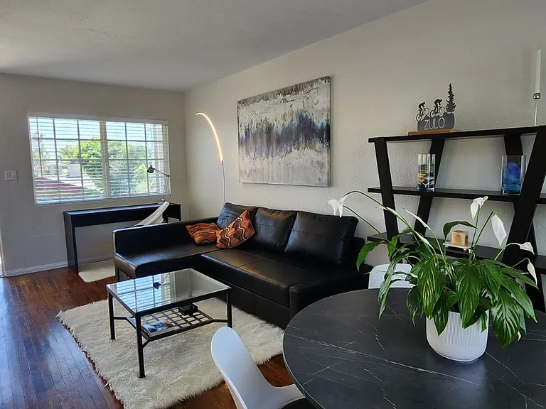 Kensington: Renovated Spacious Residence: Cook's kitchen, Includes parking — Photo 2