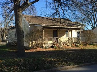 303 N Main St, Altamont, IL 62411