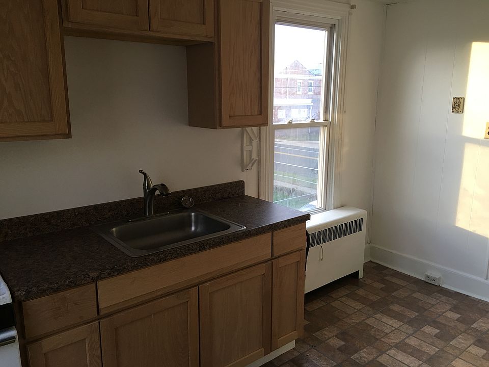 2nd image of 718 W Front St #2
