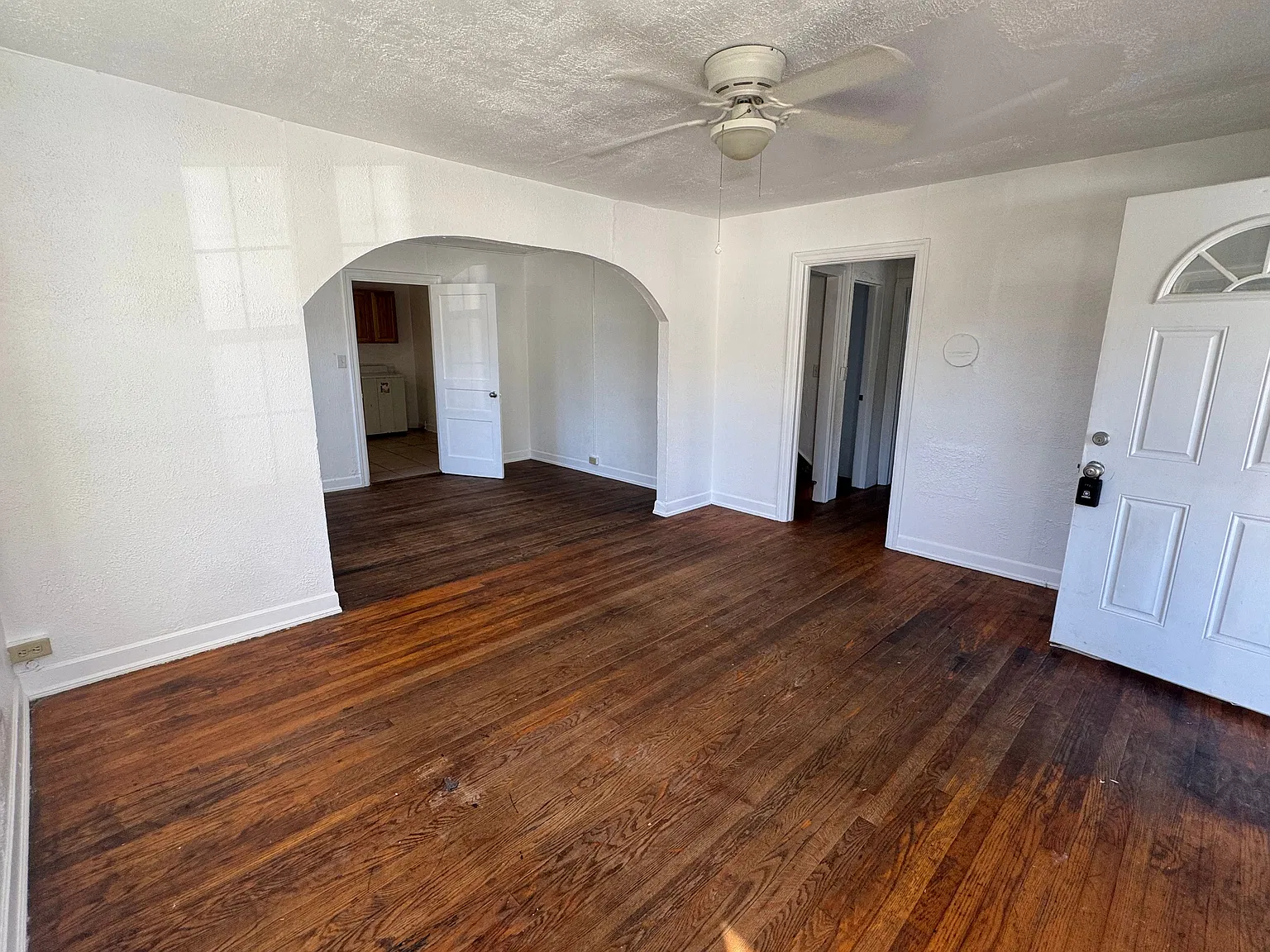 6 bed, 2.0 bath, 2300 sqft, $2,095 — Photo 2