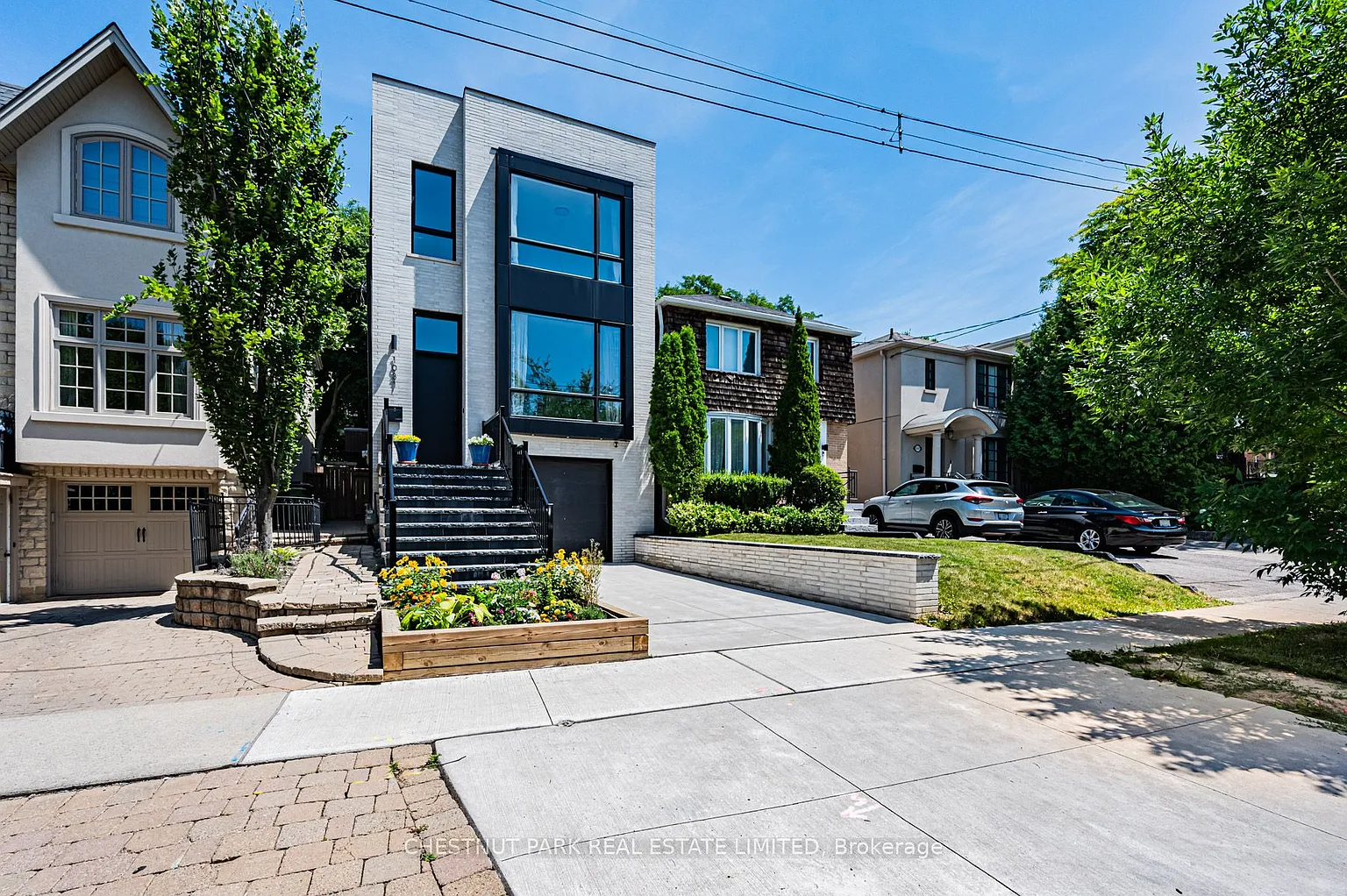 1031 Spadina Rd photo 1