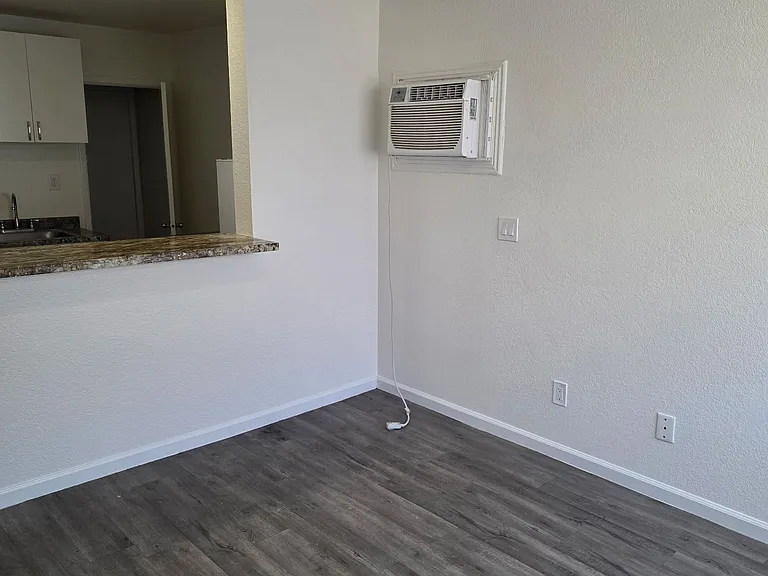 wall ac keeps ya cool!