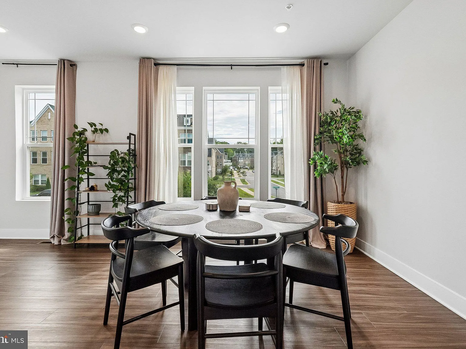 3 bed, 2.5 bath, 2440 sqft, $3,300 — Photo 3
