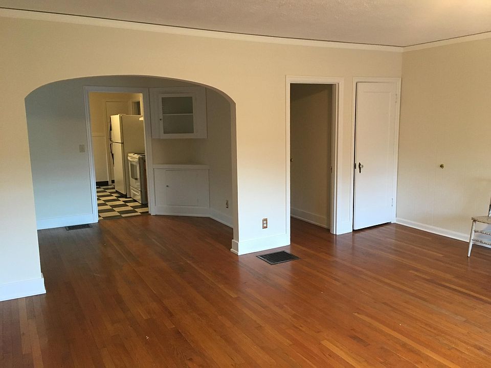 Dining room (taken from the living room)