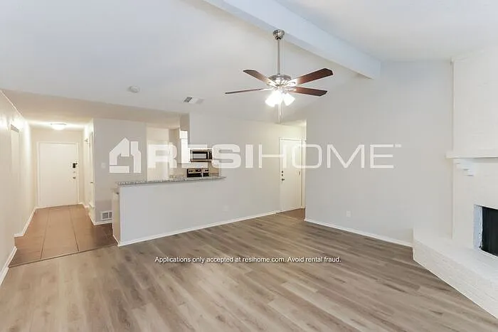 913 Pepperidge Ct — Photo 6