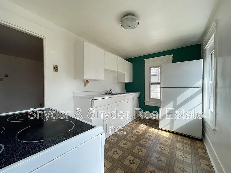 3 bed, 1.0 bath, $700 — Photo 3