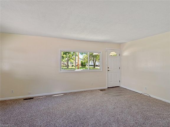 5th image of 823 Roosevelt Ave