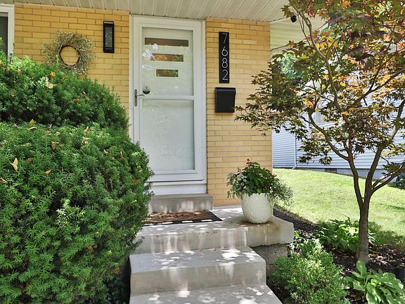 4th image of 7682 Broadwyn Dr