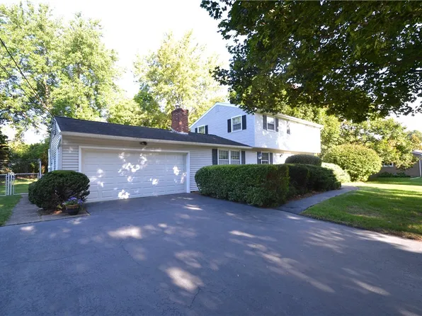 10 Olympus Dr, Macedon, NY 14502
