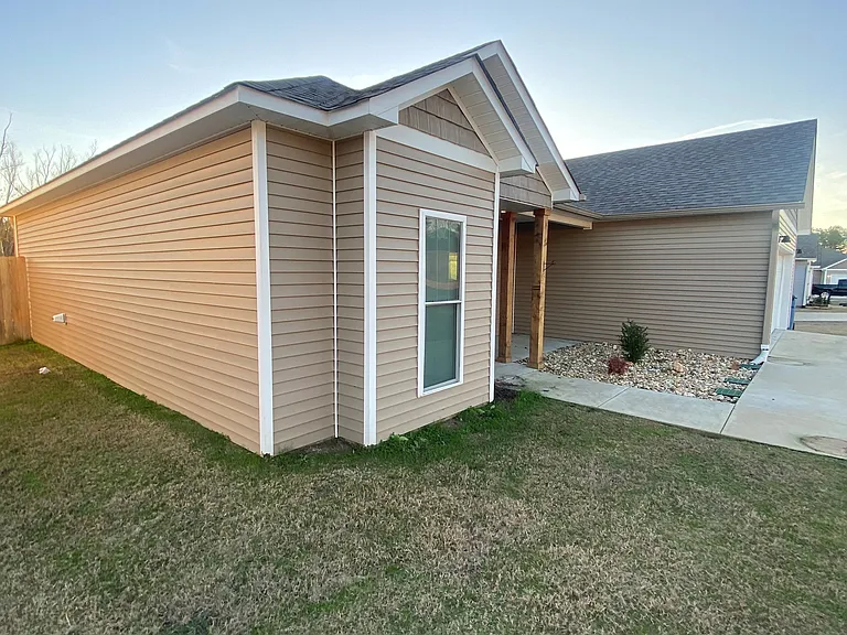 2512 Garden Dr — Photo 2