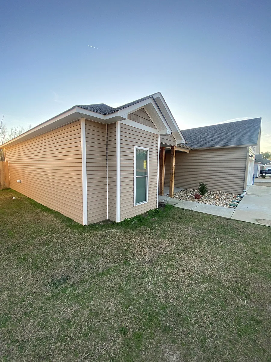 Building Photo - 2512 Garden Dr