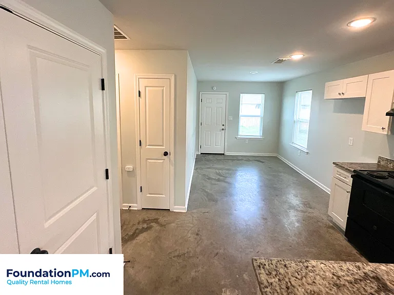 2504 Sl Henry St — Photo 8