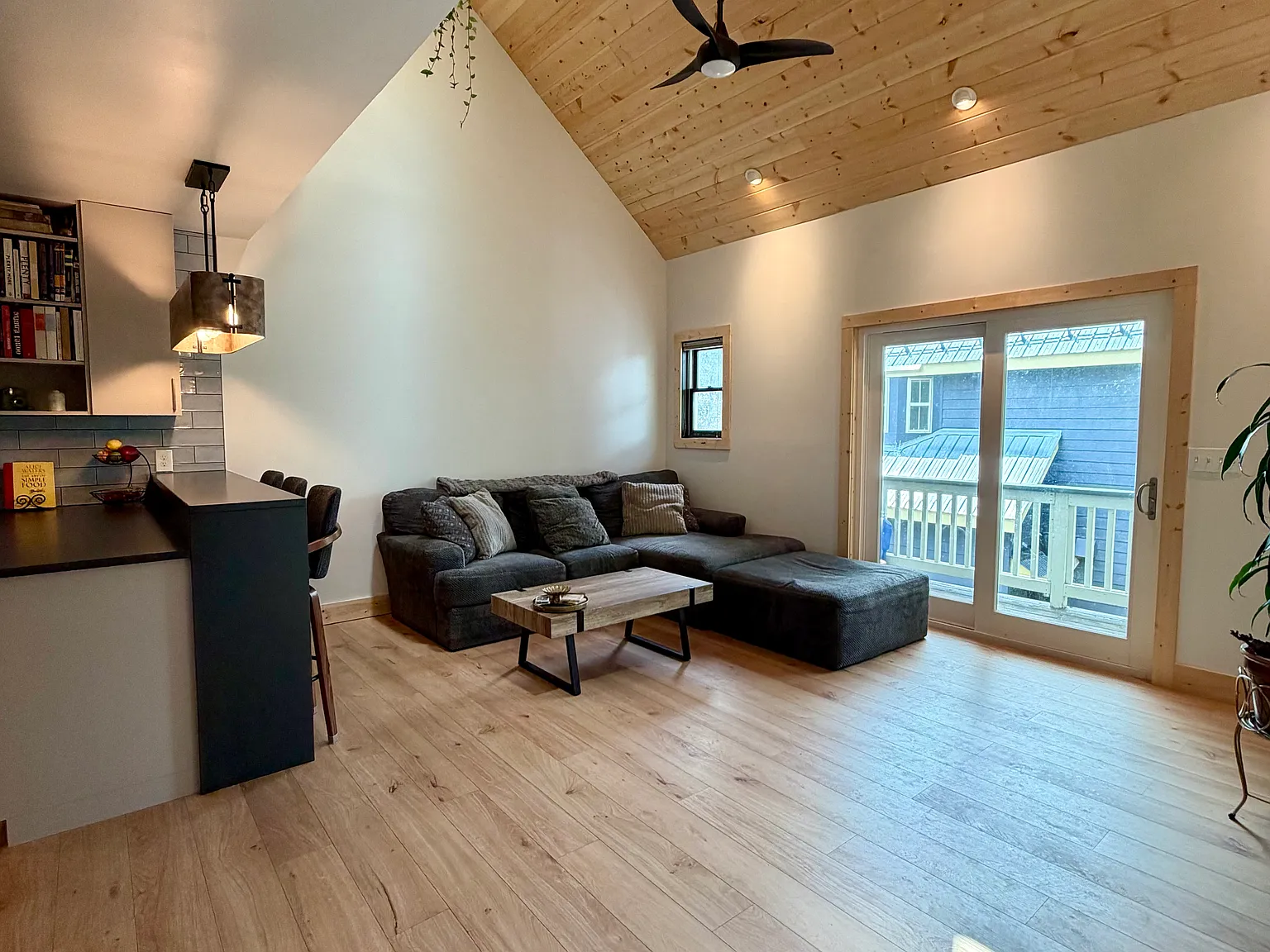 2 bed, 940 sqft, $3,400 — Photo 2