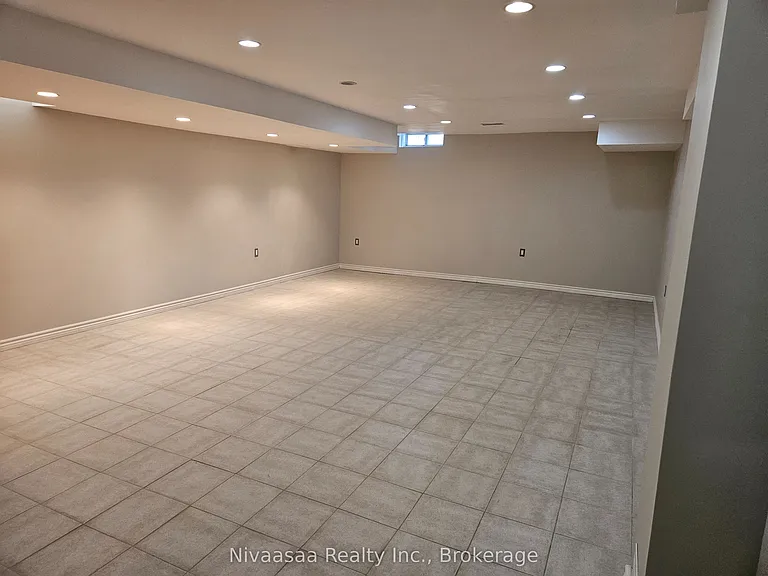 926 Ledbury Cres — Photo 23