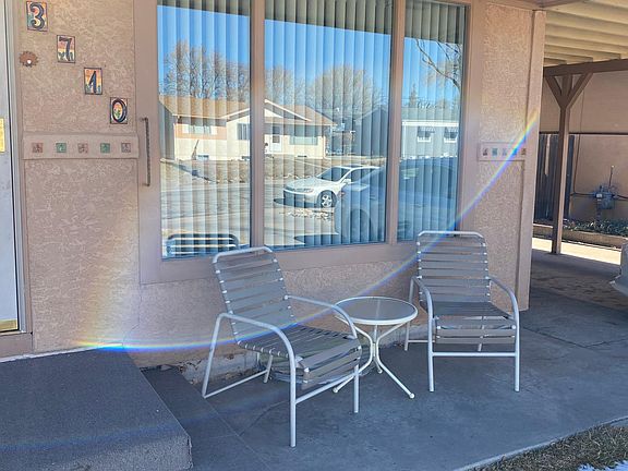 Front Patio - Furniture Included