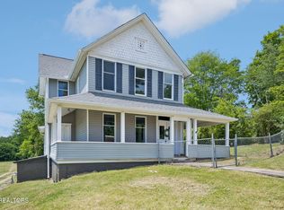 902 Queen Ave, Harriman, TN 37748