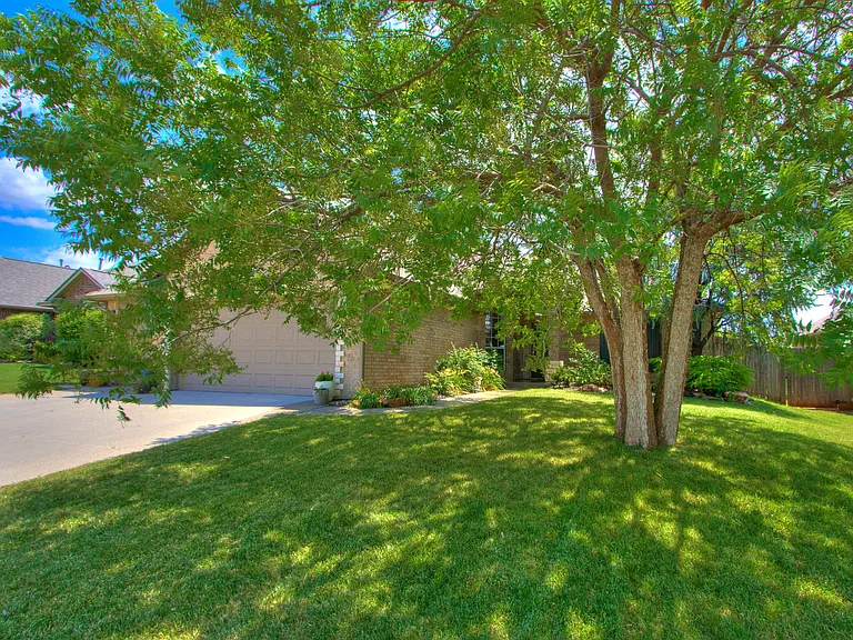 16616 Hardwood Pl — Photo 2