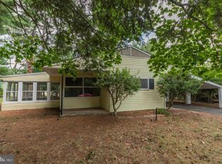 220 Farmbrook Dr, Levittown, PA