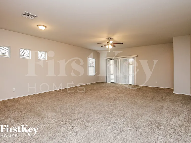 8811 S 57th Ln — Photo 2