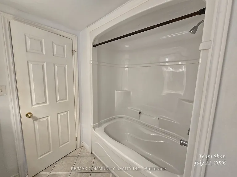 166 Saint Lawrence Dr #BASEMENT — Photo 9