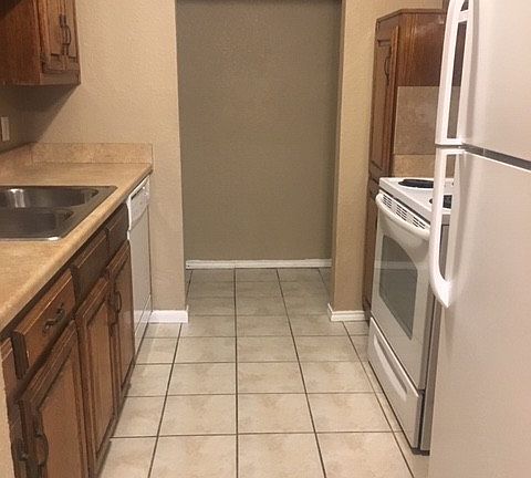 4th image of 2600-2608 Lamar Ave #16B