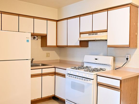 3rd image of 2216 12th Ave N #208