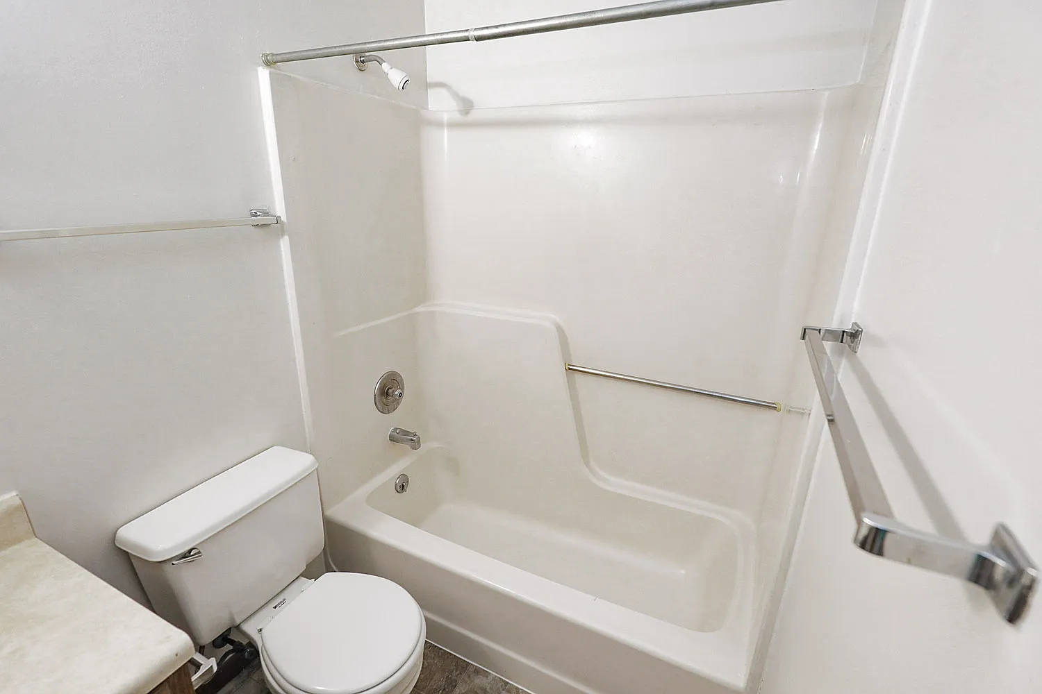 2 bed, 807 sqft, $749 — Photo 2
