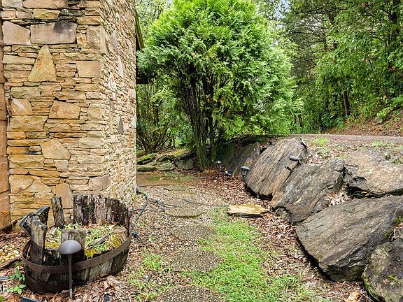 5th image of 229 Cherokee Path Way