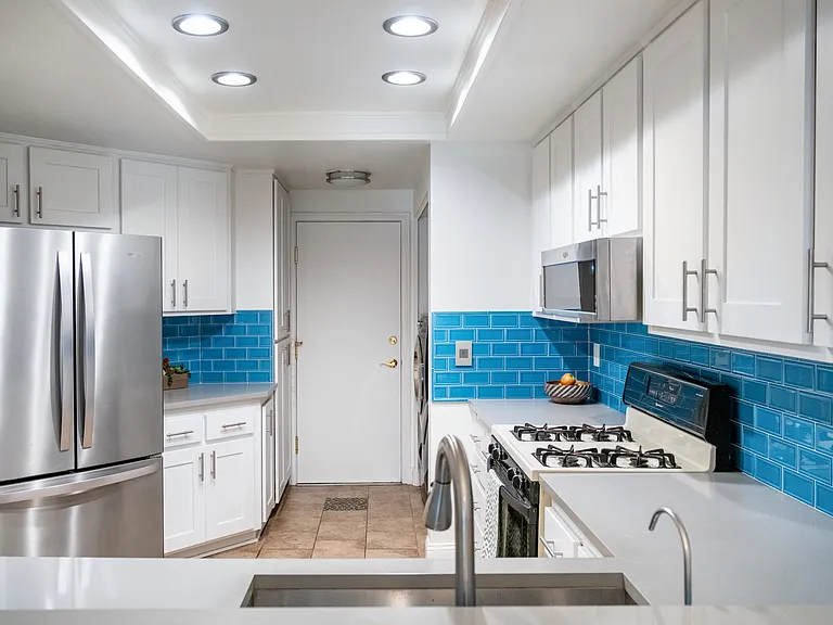 6638 Clybourn Ave — Photo 12