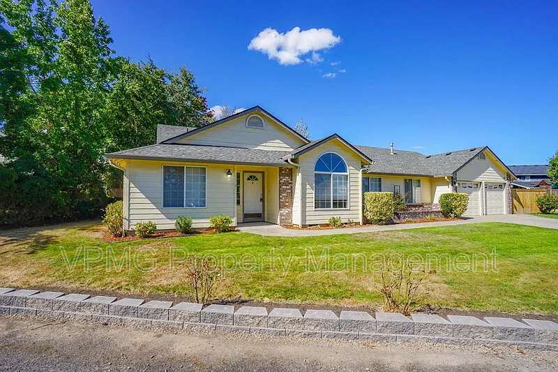 4 bed, 2.5 bath, 2248 sqft, $3,295 — Photo 4