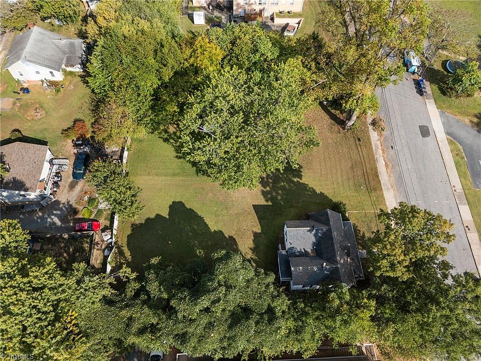 2nd image of 819 W 7th St