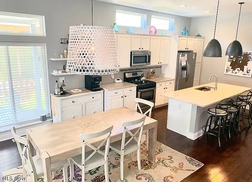2 bed, 2.5 bath, 1608 sqft, $3,500 — Photo 2