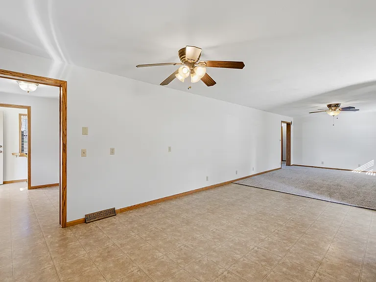 7804 N Seneca St — Photo 8