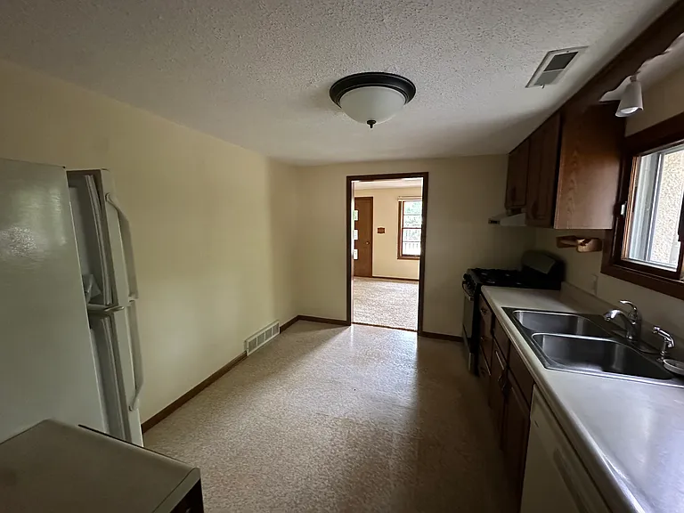 25 Woodlawn Ave — Photo 4