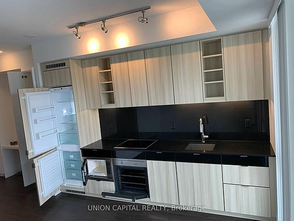 3rd image of 101 Erskine Ave #906