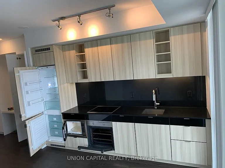 101 Erskine Ave #906 — Photo 3