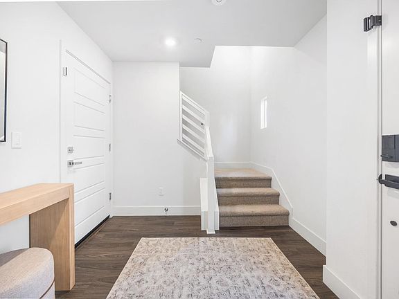 5th image of 557 Valley Oaks Circle