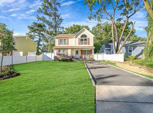 569 Lakeway Dr, West Babylon, NY 11704