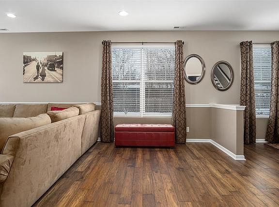 4th image of 34W610 Roosevelt Ave Unit F