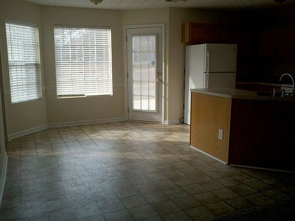 http://www.propertyboss.net/CustomerImages/EXCALIBR_92531/media/Properties/462%20Old%20Tree%20Dr%20-%20G1138%20(EHA1)/zsmall_E.jpg