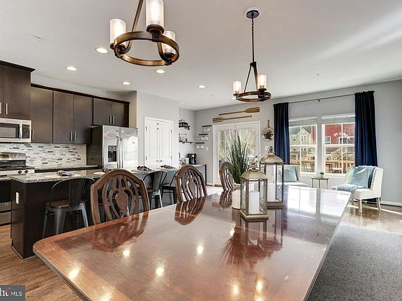 5th image of 513 Fox River Hills Way